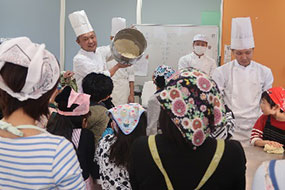 「県産野菜を使って作ろう！親子パン教室」のご紹介 パン作り教室の様子（3）