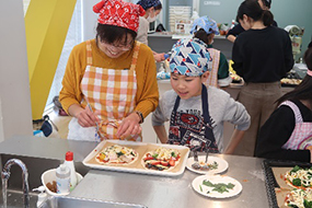 「県産野菜を使って作ろう！親子パン教室」のご紹介 昼食作りの様子（ピザ作り）（3）