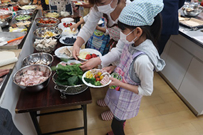 「県産野菜を使って作ろう！親子パン教室」のご紹介 昼食作りの様子（ピザ作り）（4）