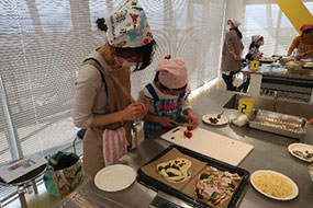 「県産野菜を使って作ろう！親子パン教室」のご紹介 昼食作りの様子（ピザ作り）（5）